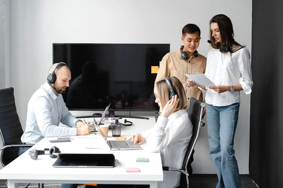 Zróżnicowany zespół ekspertów dyskutujący nad projektem w nowoczesnym biurze.